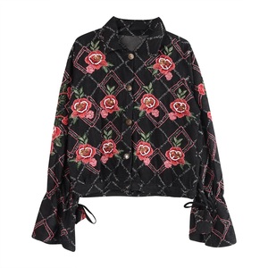 Chaqueta de Moda Premium para Mujer, Diseñada para Comodidad Diaria y Elegancia Casual de Inspiración Urbana Contemporánea - Product Image 1