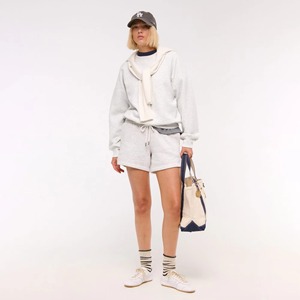 Ensemble sweat-shirt et short deux pièces pour femmes Tricot solide pour une tenue décontractée Coupe décontractée Respirante et confortable - Product Image 3