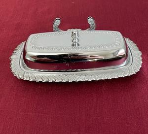 จานเนยโลหะทำด้วยมือที่สง่างามพร้อมลวดลายดอกไม้เหมาะสำหรับโต๊ะอาหารการตกแต่งภายในบ้านและการตกแต่งเทศกาล - Product Image 1