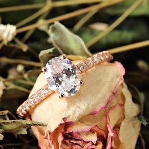 Bague de fiançailles fantaisie en diamant ovale pour elle - Product Image 5