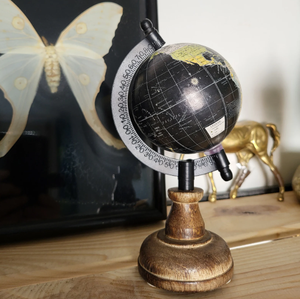 Globos decorativos modernos de aluminio de Crescent International hechos a mano en India - Product Image 1