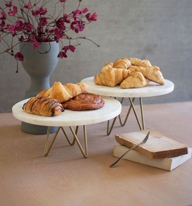 Soporte de exhibición de pizza de mármol y metal chapado en oro Soporte de postre elegante de forma redonda para utensilios de cocina y uso de mesa - Product Image 3