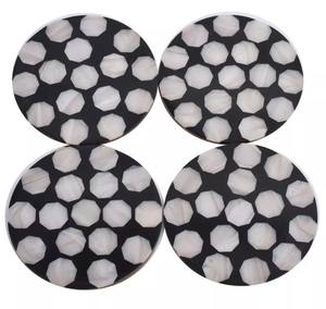 Posavasos de resina y madera de forma redonda, Juego de 4 con patrón de panal, elegantes posavasos para bebidas para la decoración de la Mesa del hogar y el uso de regalos - Product Image 4