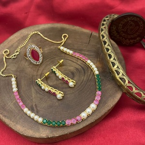 Look simple ton or avec des pierres et des motifs cloutés dans un tour de cou avec de petites boucles d'oreilles et une bague pour les femmes pour le mariage pour les femmes - Product Image 1