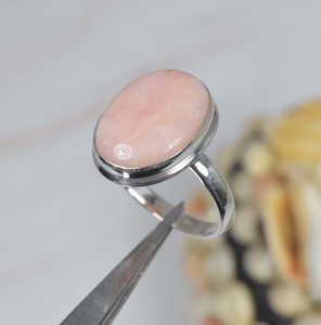 แหวนพลอยเงินสเตอร์ลิงทำด้วยมือ925ทำด้วยมือโอปอลสีชมพูธรรมชาติเครื่องประดับหินประจำเดือนเกิดที่ยอดเยี่ยมสำหรับเป็นของขวัญคริสต์มาส - Product Image 1