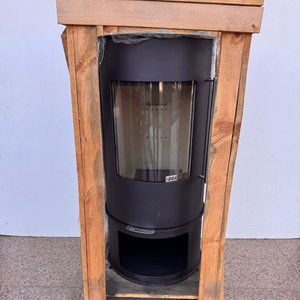 Estufa moderna de hierro fundido con puerta de vidrio ¡Elegancia y potencia! - Product Image 1