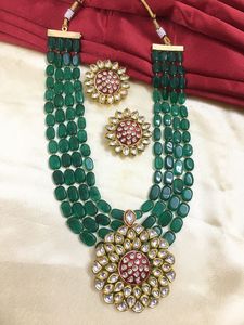 Collier de perles bleu royal avec pendentif floral Kundan Collier et boucles d'oreilles à motif floral pour femmes pour fiançailles de mariage - Product Image 2