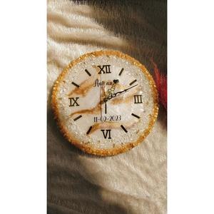 Jam dinding resin & kayu bening dengan angka logam apung untuk tampilan futuristis dan bersih dengan harga sangat murah
