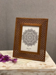 Cadre photo en bois fabriqué à la main avec un design en treillis sculpté complexe pour la décoration de la maison et du bureau - Product Image 3