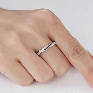 Anillo de Plata de Ley 925 Maciza con Espinela Negra, Anillo de Eternidad Único para Mujer, Anillo de Compromiso o Aniversario con Engaste de Puntas, Personalizable - Product Image 4