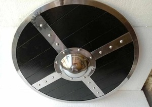 Escudo vikingo medieval negro con detalles plateados hechos a mano de madera contrachapada de abedul maciza personalizable por el fabricante de cuchillos - Product Image 2