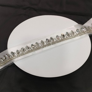 Tissu en dentelle fantaisie avec bordure florale ornée de pierres de cristal argentées faites à la main avec bordure en dentelle de diamant Matériau en filet doux - Product Image 2