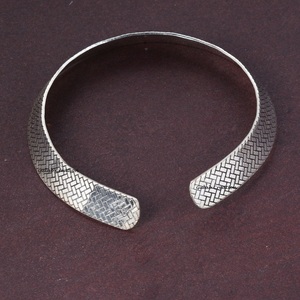 Gargantilla chapada en plata simple y gruesa con colgante en forma de ala, joyería llamativa para mujer, moda y ropa de fiesta - Product Image 4