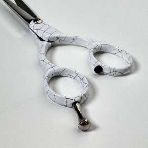 กรรไกรตัดผมปลายแหลมคมกริบ ทำจากสแตนเลสคุณภาพสูง ปรับแต่งได้ ขนาด 5.5 นิ้ว ใบมีดตรง สำหรับคนถนัดขวา สีขาวลายแตก - Product Image 2