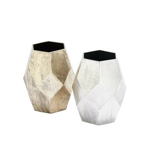 Jarrón de metal en forma de cristal elegante Acabado dorado Ideal para interiores modernos y exhibiciones de flores decorativas hechas a mano de La India - Product Image 2