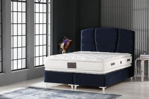 Ensemble de lit rembourré bleu complet avec tête de lit en tissu doux Mobilier de chambre moderne - Product Image 1