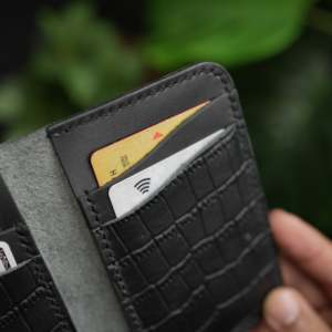 ไม่ใช่. กระเป๋าสตางค์ทรงสลิม 79 สีดำ ลายจระเข้ - Product Image 5