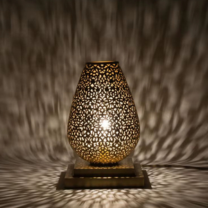 Lanterne décorative en fer de qualité pour les espaces de vie intérieurs extérieurs décoration de mariage et style d'événement avec charme rustique - Product Image 1