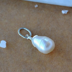 Pendentif en perle en forme de larme, pierre de naissance de juin, perle blanche plaquée or rose, charme délicat fait à la main, bijoux - Product Image 2