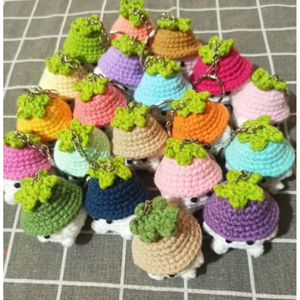 Llavero de Hilo Tejido Personalizado, Adorable Figura de Animal Amigurumi, Accesorio Clásico Hecho a Mano, Regalo de Recuerdo Perfecto, Hecho en Vietnam - Product Image 1