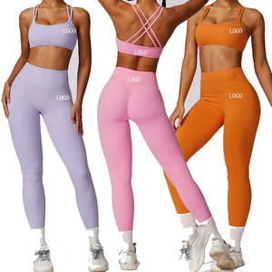 Ensemble de sport respirant et doux pour femme, collection Printemps : Soutien-gorge de sport sans couture à bretelles croisées torsadées à l'avant et short de yoga athlétique uni - Product Image 1