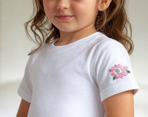 Camiseta de algodón peinado 100% bordada personalizada para niñas, estilo informal pesado de primera calidad, logotipo tejido con cuello redondo sólido, varios tamaños - Product Image 3