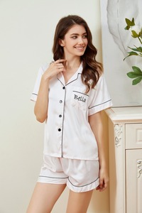 Ensemble personnalisé de pyjamas en soie chemise de demoiselle d'honneur courte et short de mariée vêtements de nuit pour femmes pour cadeaux de demoiselle d'honneur nuits de confort - Product Image 4