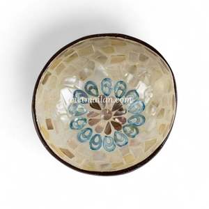 Tazón de Cáscara de Coco Hecho a Mano con Incrustaciones de Nácar para Servir Alimentos, Mesa de Comedor y Decoración Natural del Hogar de Vietnam - Product Image 1