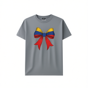 Maglietta con Fiocco Bandiera Colombiana Comfort Colors per il Mese della Memoria della Comunità Latinoamericana - Regalo per la Comunità Colombiana o Latino - Product Image 3