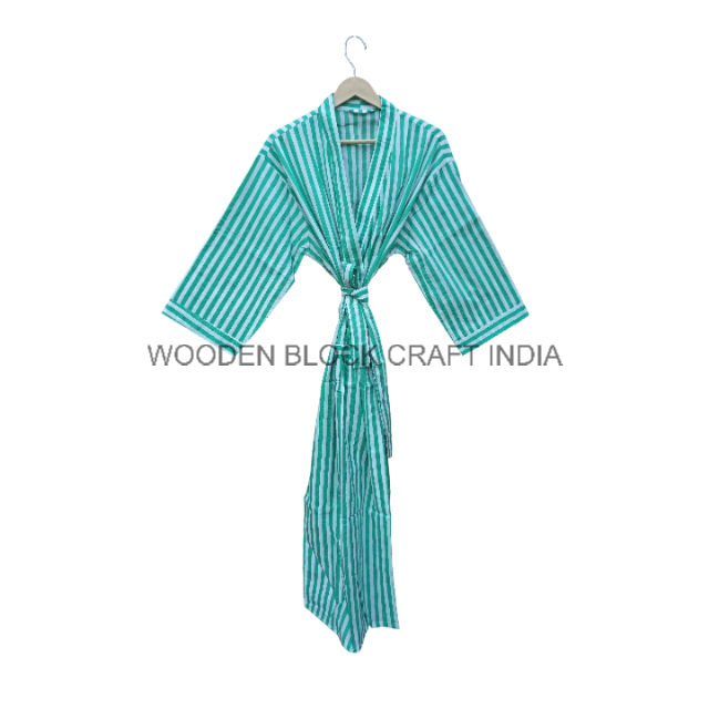 มีสีเขียวขุ่น