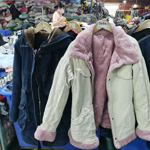 Venta al por mayor de jeans, camisetas, chaquetas y gorras usados en fardos, calidad grado A, ropa de segunda mano limpia y clasificada para tiendas de segunda mano y organizaciones benéficas. - Product Image 5