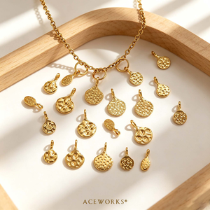 Pendentif pour femme tendance, fait main, en cuivre et acier inoxydable, plaqué or 18K PVD, avec breloque martelée et disque texturé organique - Product Image 3