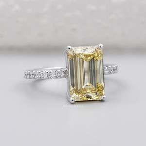 Bague solitaire en diamant jaune taille émeraude certifiée IGI, avec bande pavée ronde, exquise - Product Image 2