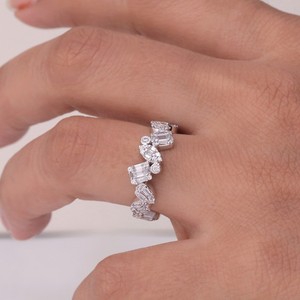 Anillo de compromiso de moissanita ovalada con banda de acento de diamante | Oro blanco de 14 quilates | Joyería fina personalizable - Product Image 3