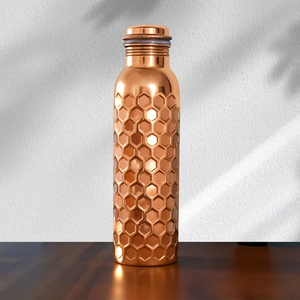 Botella de Agua de Cobre Oscuro Martillado Mate con Forma Clásica para una Hidratación Saludable - Product Image 6