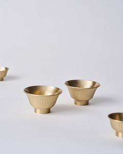 Soporte de candelita de latón tradicional Soporte de Diya floral Vintage para el Templo del hogar Diwali o ajustes espirituales - Product Image 2