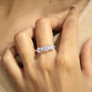 Bague pour femme avec diamant rond taille brillant, sertie à 4 griffes, 3 pierres - Product Image 4