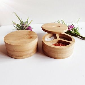 Boîte à sel en bois pour le rangement sur la table de cuisine avec un design rustique artisanal adapté à l'assaisonnement quotidien - Product Image 1