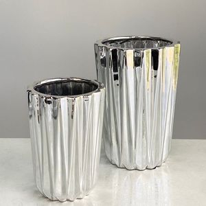 Jarrón moderno y elegante de aluminio fundido, decoración atemporal para el hogar y la Oficina con personalización para arreglos florales de boda - Product Image 1