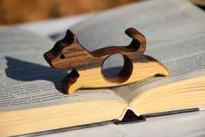 Portable Durable Polished Wooden Book Thumb Holder One Hand Page Keeper <b>Reading</b> <b>Accessory</b> for Home Office and Travel - Product Image 2