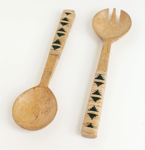 Ensemble de serveurs à salade en bois naturel à long manche durable personnalisé en 2 pièces pour une utilisation à la maison et au restaurant - Product Image 4