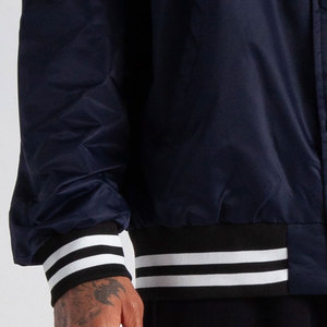 Nouveau design de veste universitaire en gros pour hommes avec contraste de couleur rouge et noir Letterman College Baseball Bomber veste d'hiver - Product Image 4