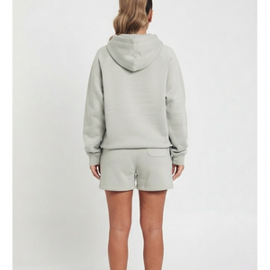 Nouveauté 2026 : Ensemble deux pièces décontracté pour femme avec logo personnalisé, comprenant un sweat à capuche uni et un short, idéal printemps/été, respirant et écologique. - Product Image 2