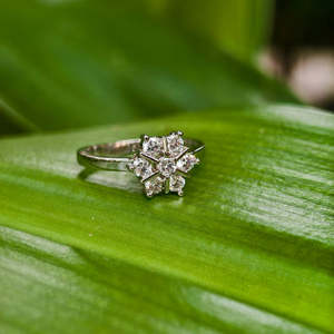 แหวนเพชรและโอปอลชุบโรเดียม - สวยงามและสง่างาม - Product Image 1