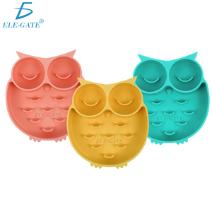 Ciotola Portatile in Silicone per Alimentazione Lenta per Gatti, Tappetino Rettangolare per Lick Mat, Ideale per Acqua e Cibo all'Aperto e per Viaggi - Product Image 1