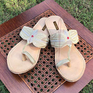 Nouvelle conception antidérapante, chaussures de haute qualité pour femmes, semelle en cuir Kolhapuri, personnalisable, vente en gros - Product Image 2
