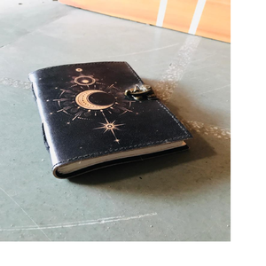 Diarios de cuero hechos a medida con estrellas y Luna en relieve y cubiertas impresas ideales para su reventa por tiendas de artículos de revistas - Product Image 1