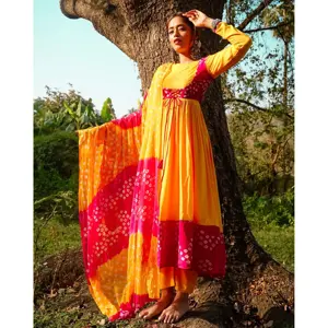 Ensemble de vêtements indiens de style Bollywood, choli en coton jaune Rani avec lehenga en georgette et salwar en soie - Product Image 1