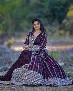 Ropa de fiesta de trabajo con bordado de diseño moderno de alta demanda Lehenga Choli para mujeres ropa india y pakistaní disponible a precio - Product Image 6