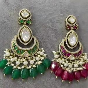 Pendientes elegantes de moissanita con acabado dorado de calidad superior con ropa tradicional para fiesta colección de ropa de boda para mujer - Product Image 1